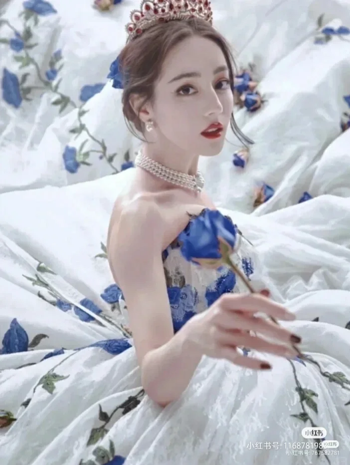 迪迪丽热巴穿裙子的照片。