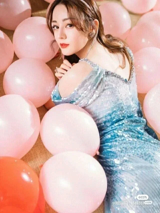 迪迪丽热巴穿裙子的照片。