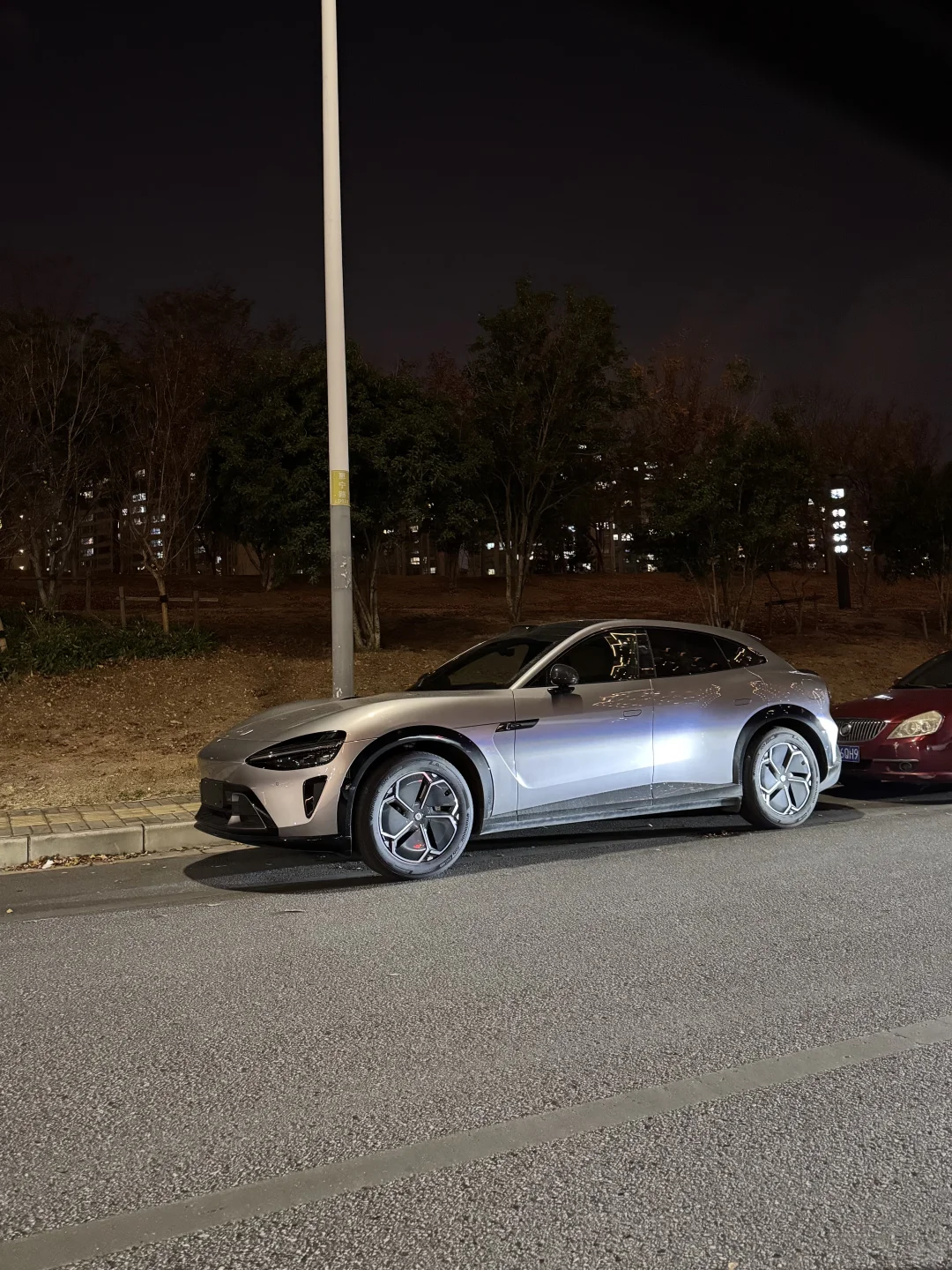 晚上银色小米yu7有点帅