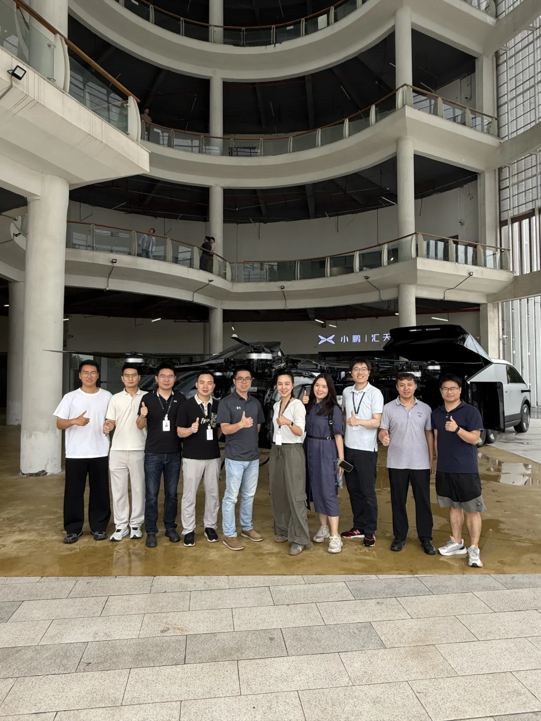 是谁已经乘上「飞行汽车」了