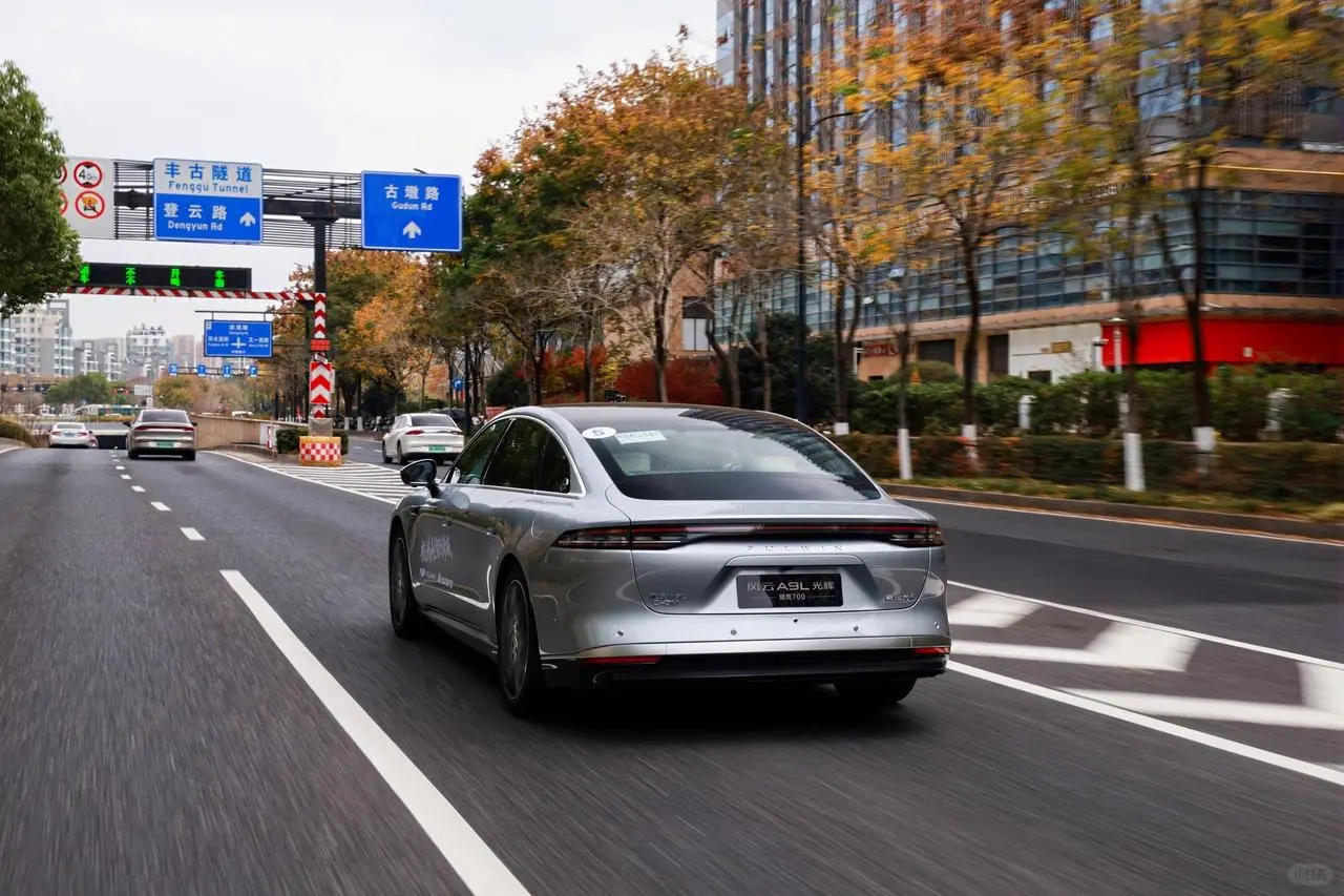 听说昨天有位AI司机通过了“杭州路考”