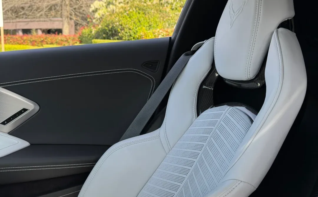 C8克尔维特: 中置6.2自吸大V8！