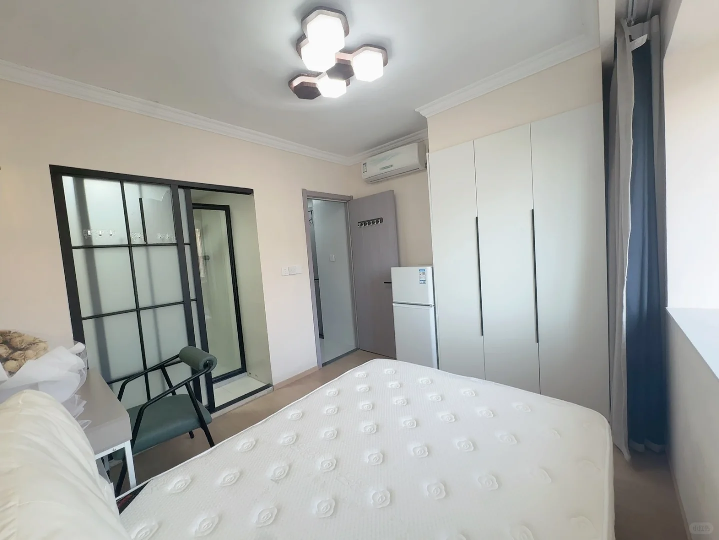 个人转租，7号杨高南路地铁站，朝南飘窗一