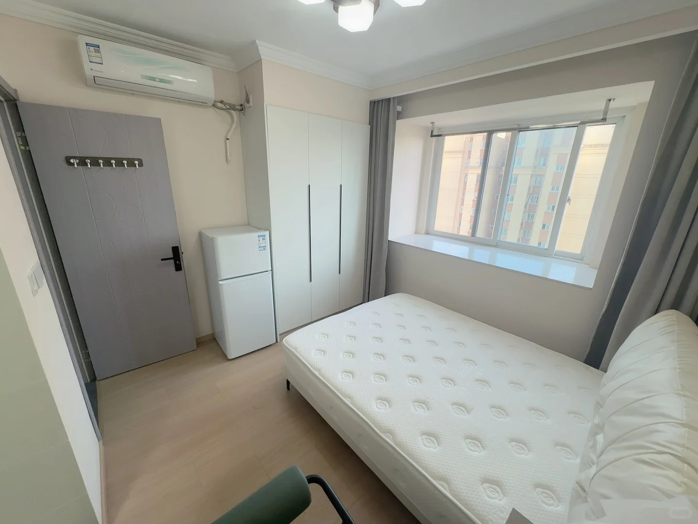 个人转租，7号杨高南路地铁站，朝南飘窗一