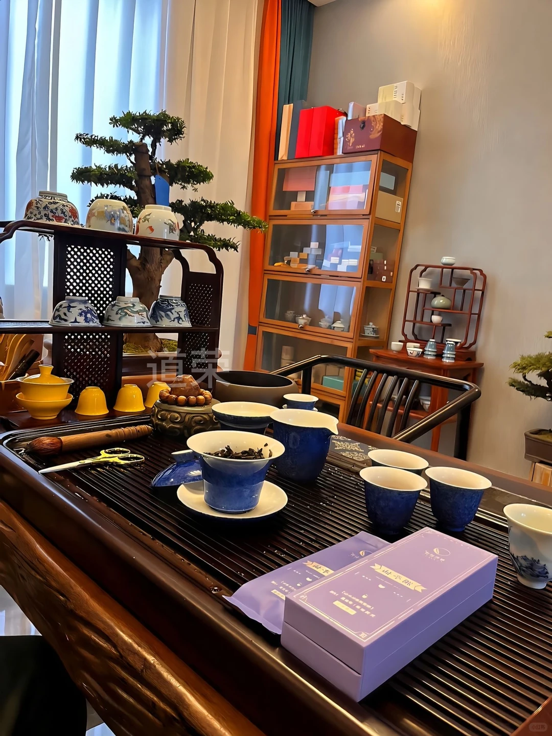 拜访一位白手起家的商界传奇，他轻抿一口茶