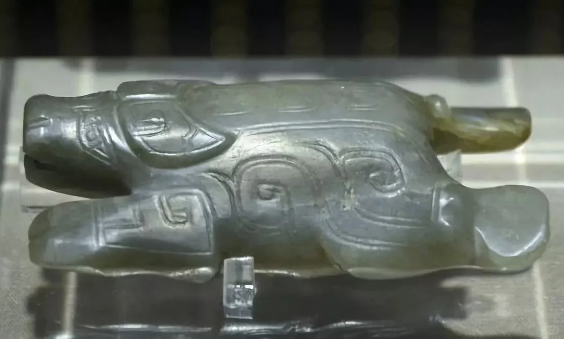 「商代和田青玉牛·动物玉雕的典范」