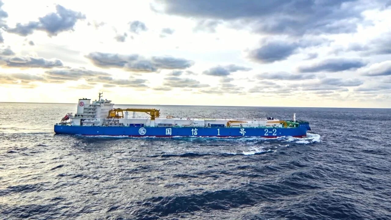 15万吨智慧渔业养殖工船“国信1号2-2”交付