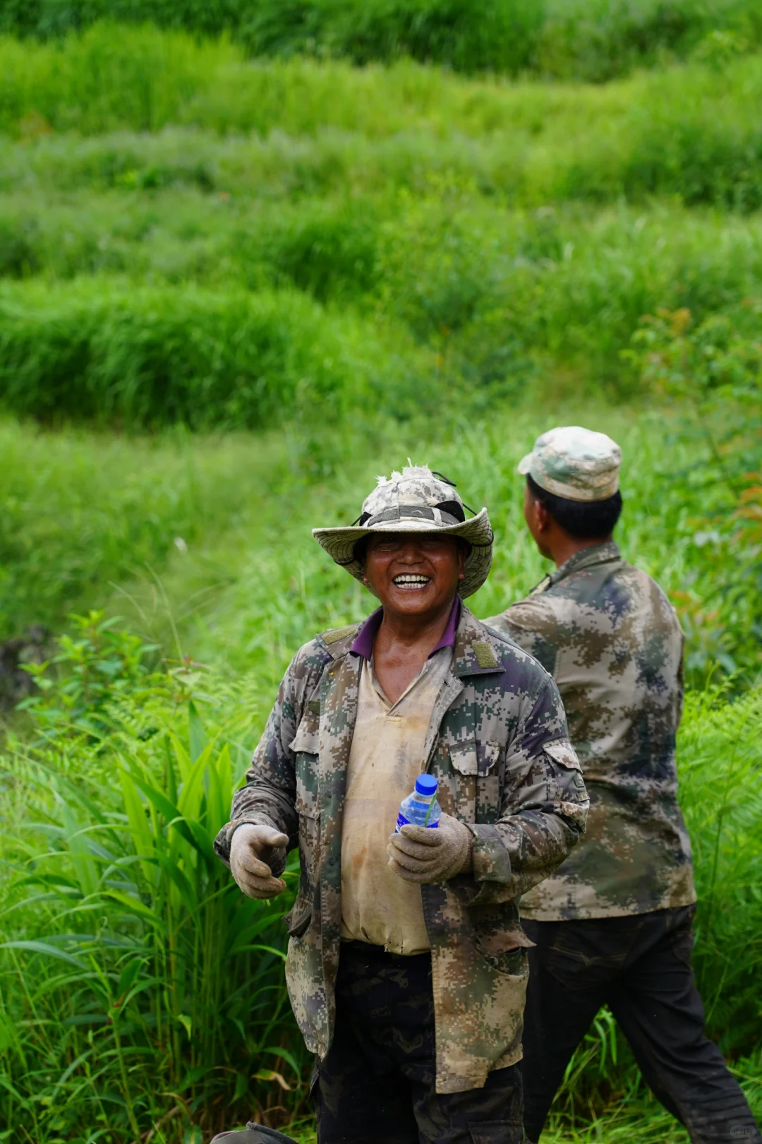 坚持人工除草！是新农人的第一步坚守……