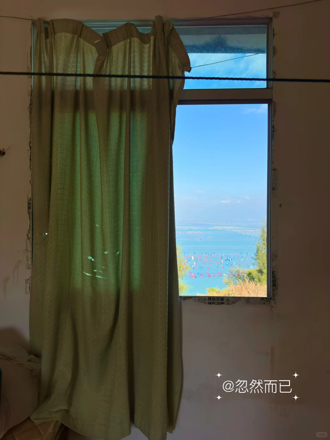 虽然打工很辛苦，好在住的是海景宿舍