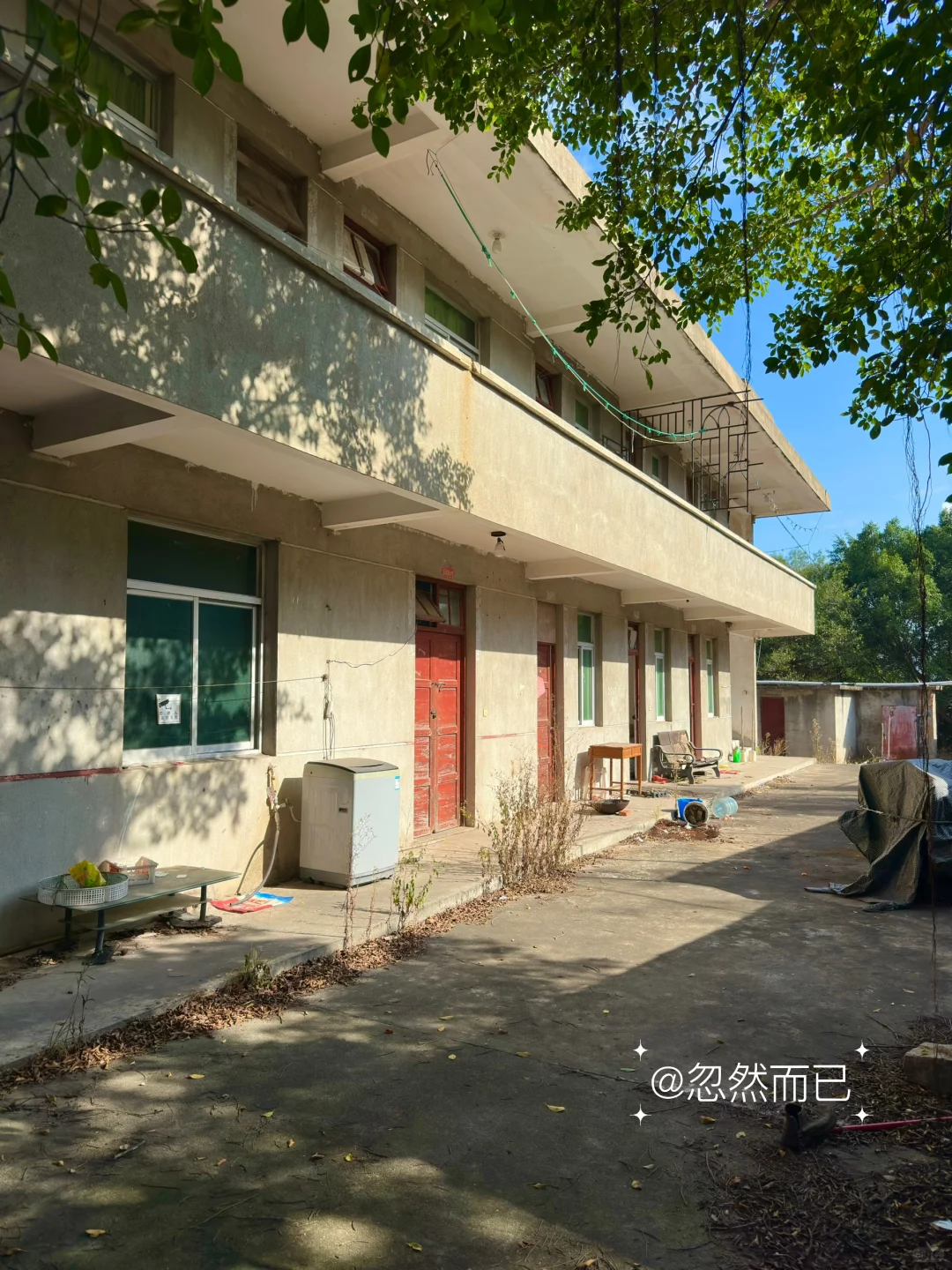 虽然打工很辛苦，好在住的是海景宿舍