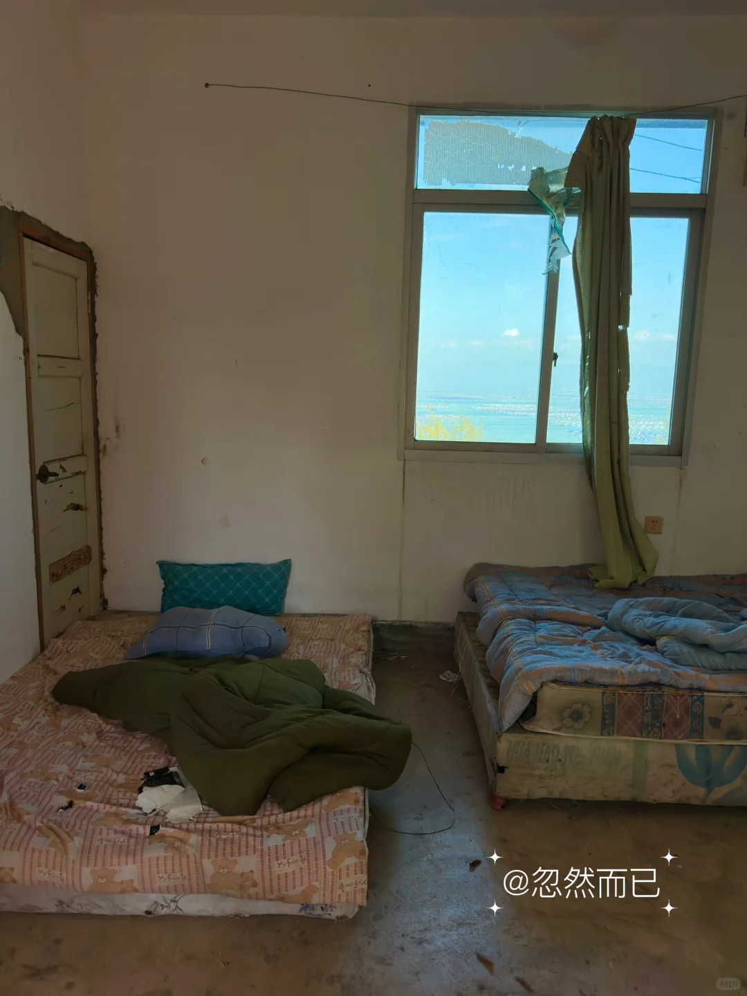 虽然打工很辛苦，好在住的是海景宿舍