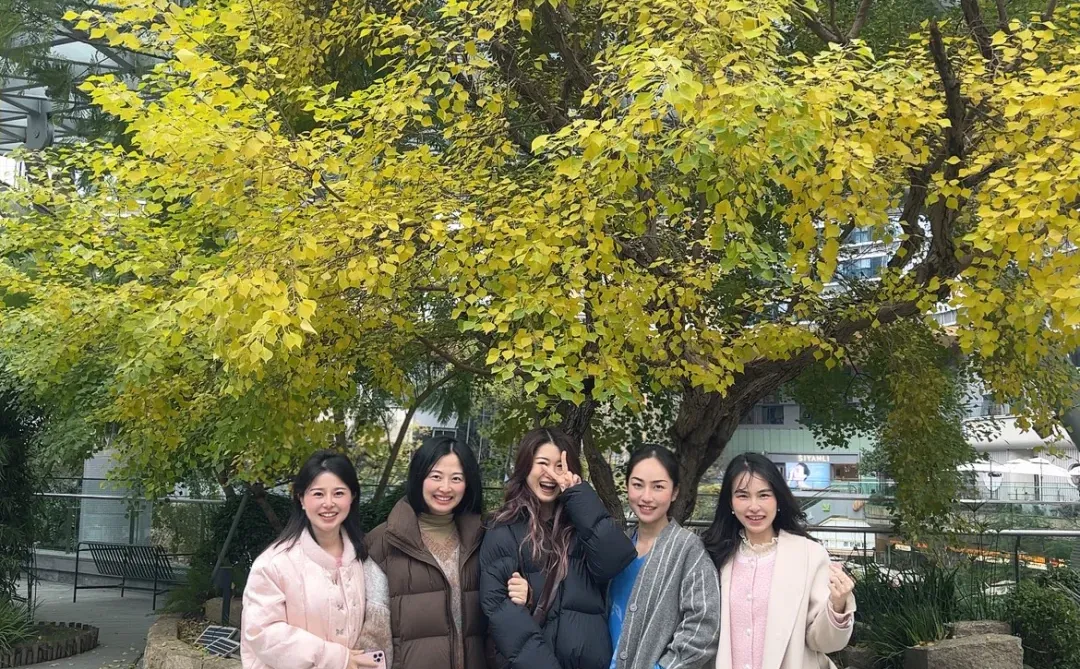 姐妹会面何其欢乐！