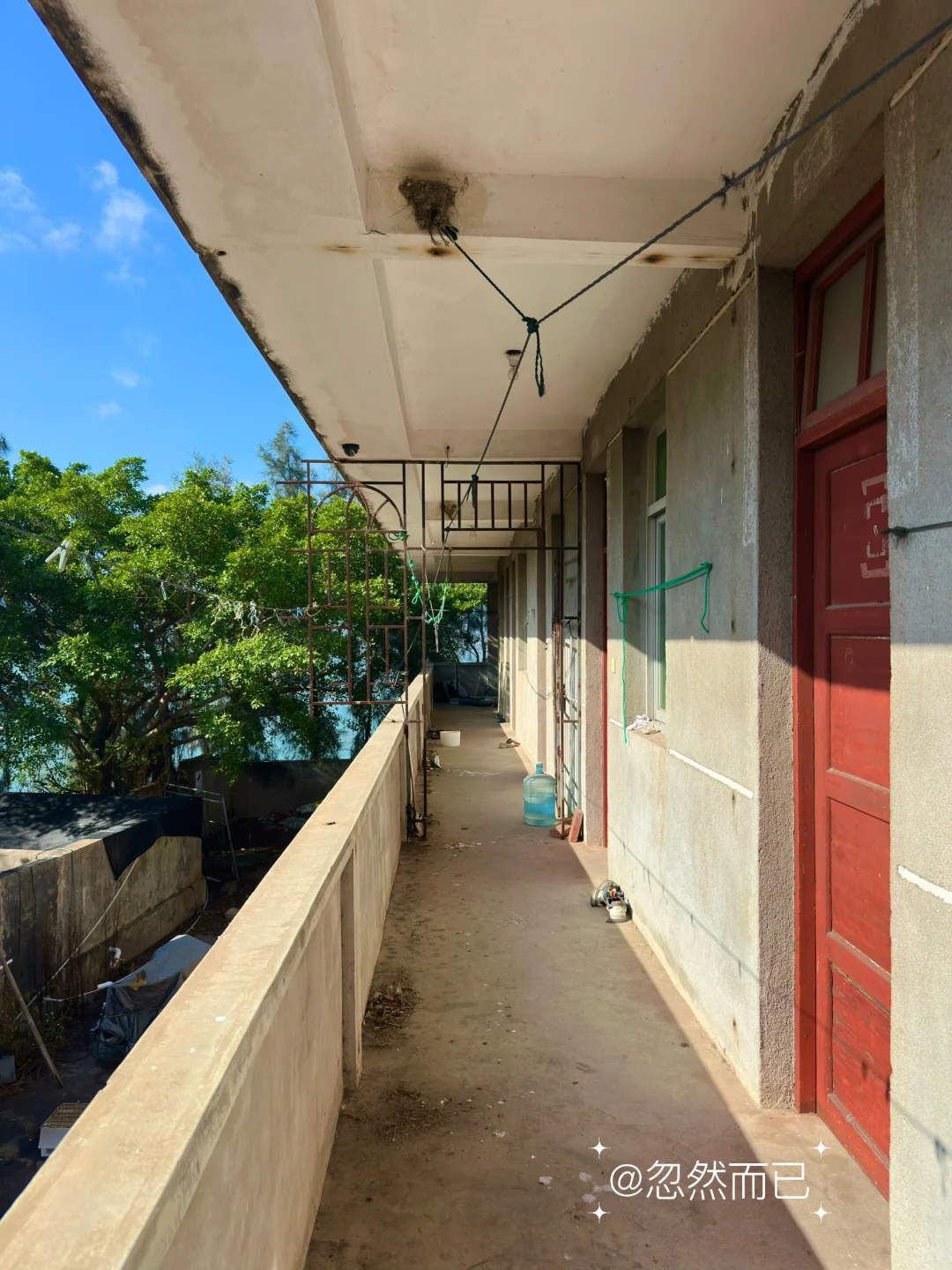 虽然打工很辛苦，好在住的是海景宿舍