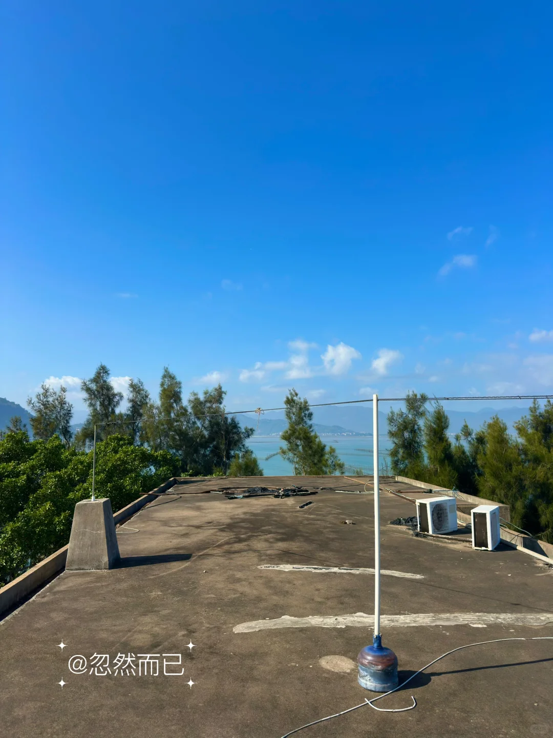 虽然打工很辛苦，好在住的是海景宿舍