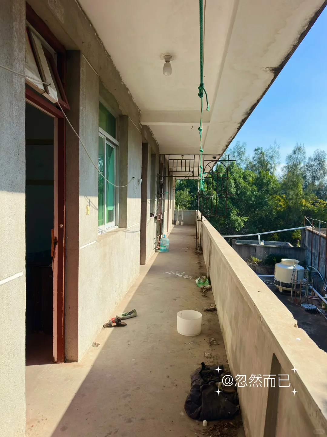 虽然打工很辛苦，好在住的是海景宿舍