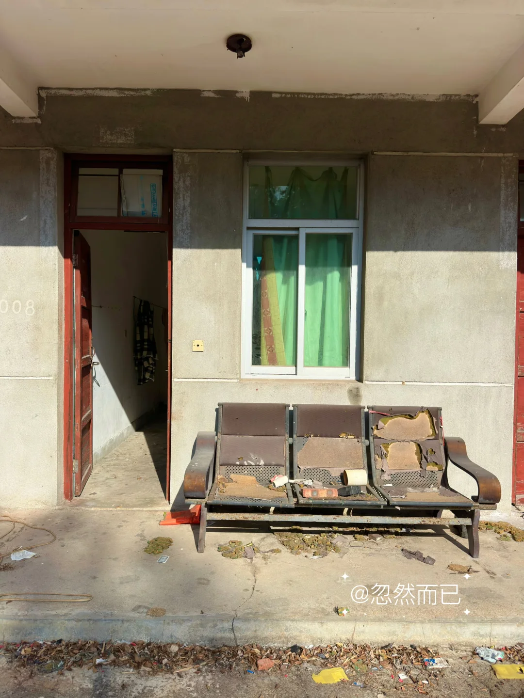 虽然打工很辛苦，好在住的是海景宿舍