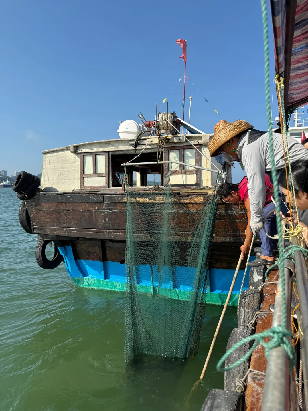 包渔船出海也太爽了吧！还捕到了我的“大鱼”