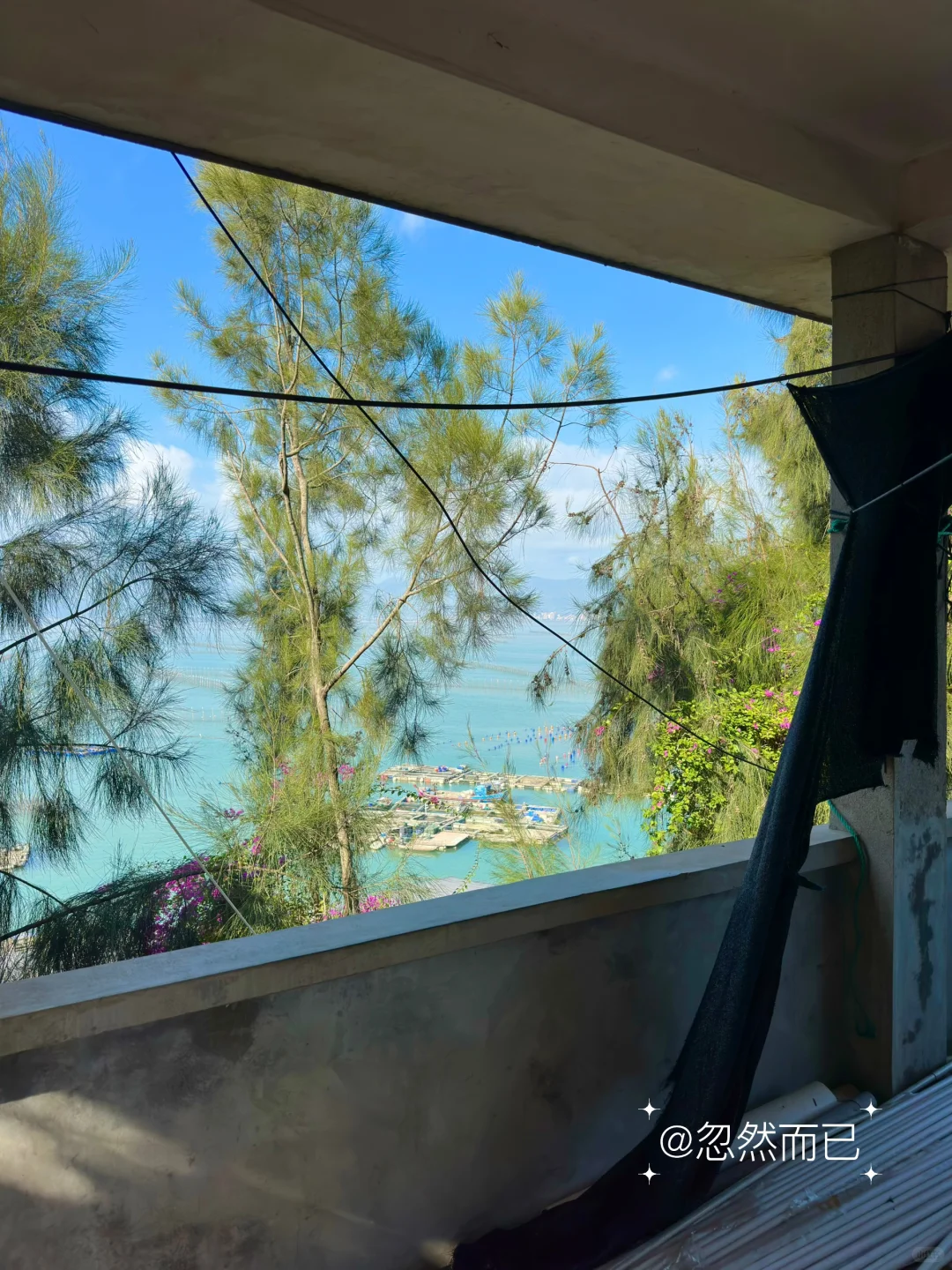 虽然打工很辛苦，好在住的是海景宿舍