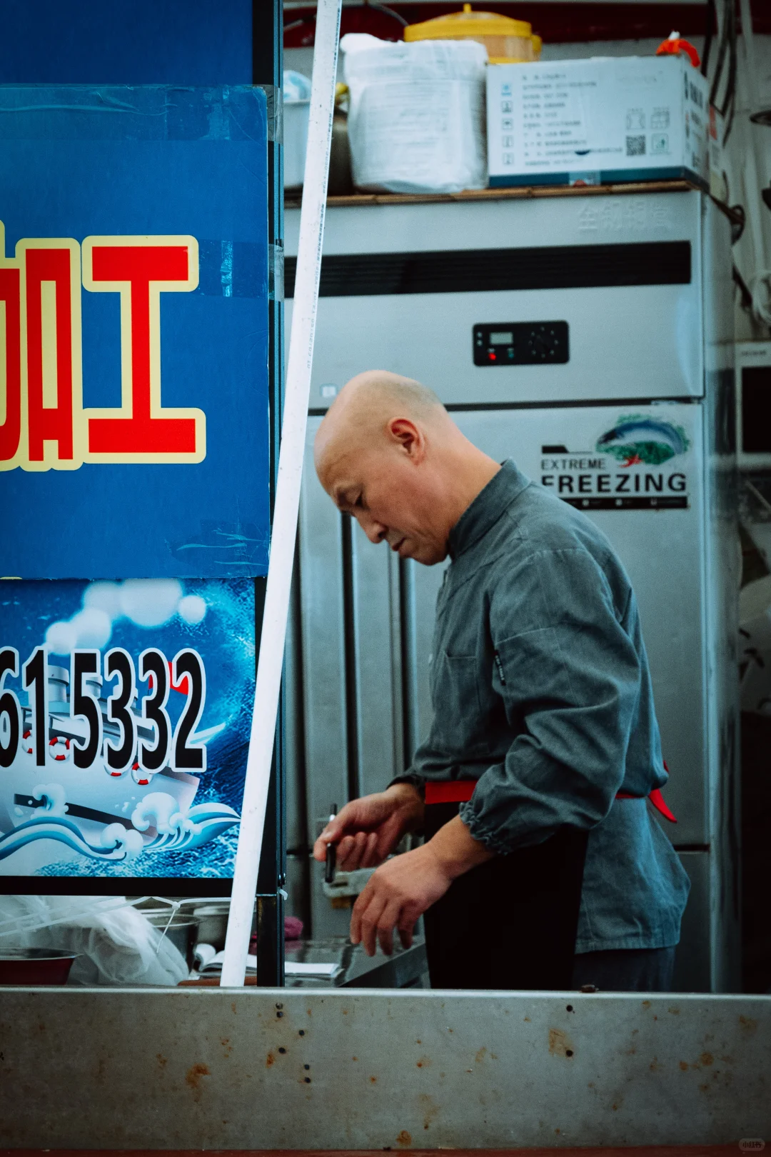 在忙碌的码头看热闹 青岛小港码头 好吃好拍