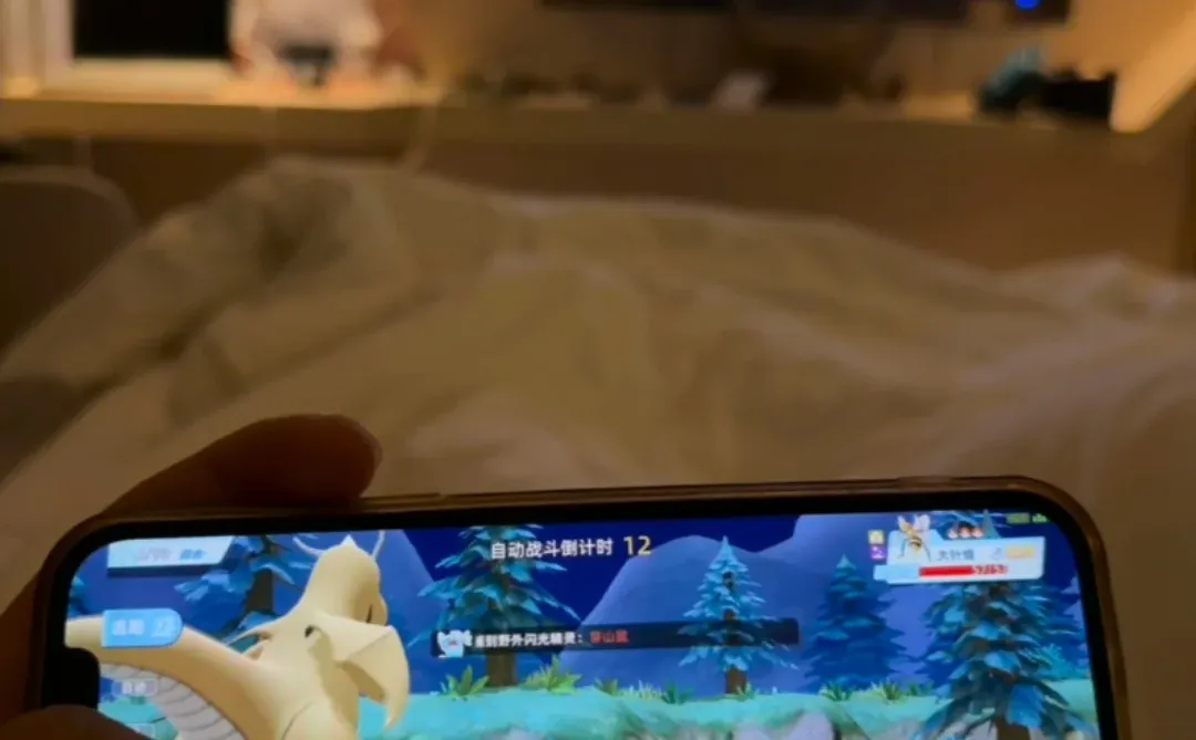 午夜的我一边看经典电视剧，一边玩Pokemon
