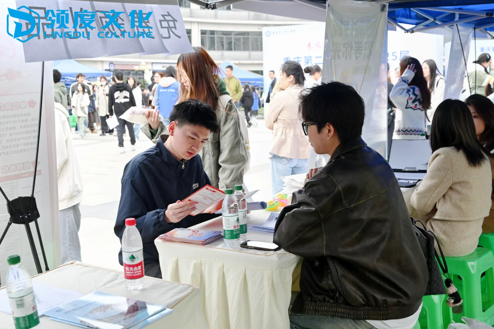 一起来看一看2025届毕业生的招聘会现场吧!