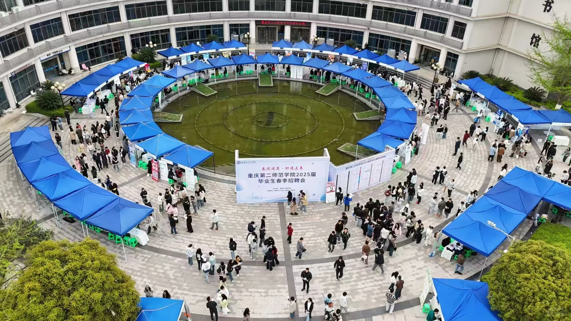 一起来看一看2025届毕业生的招聘会现场吧!