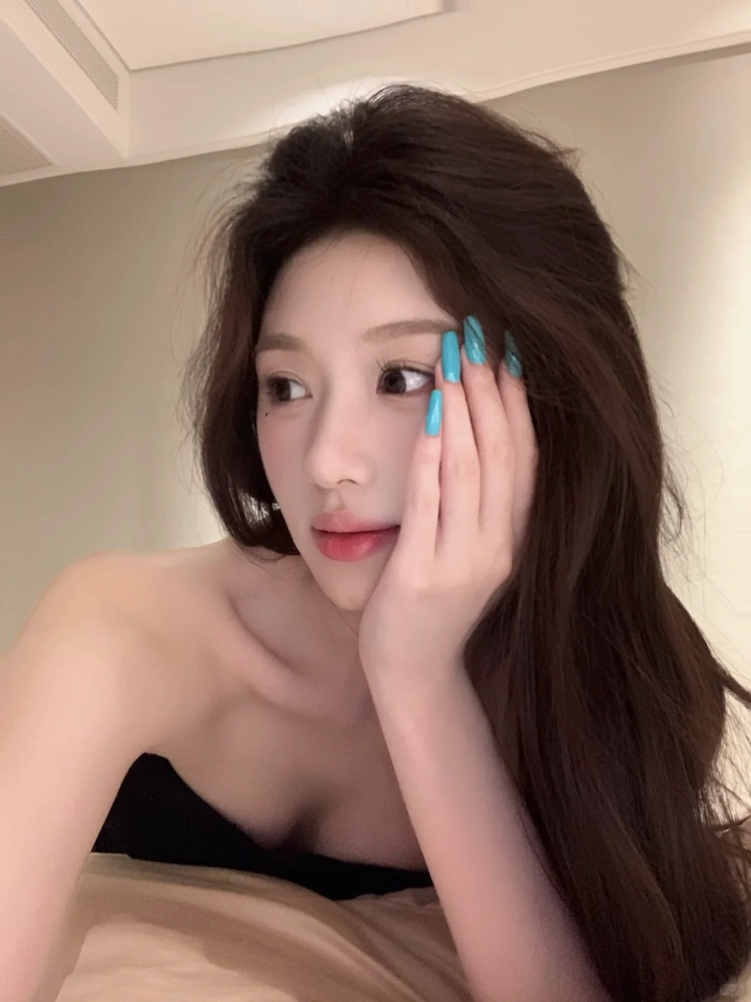 超显白的蓝色美甲 纯欲天花板!!?