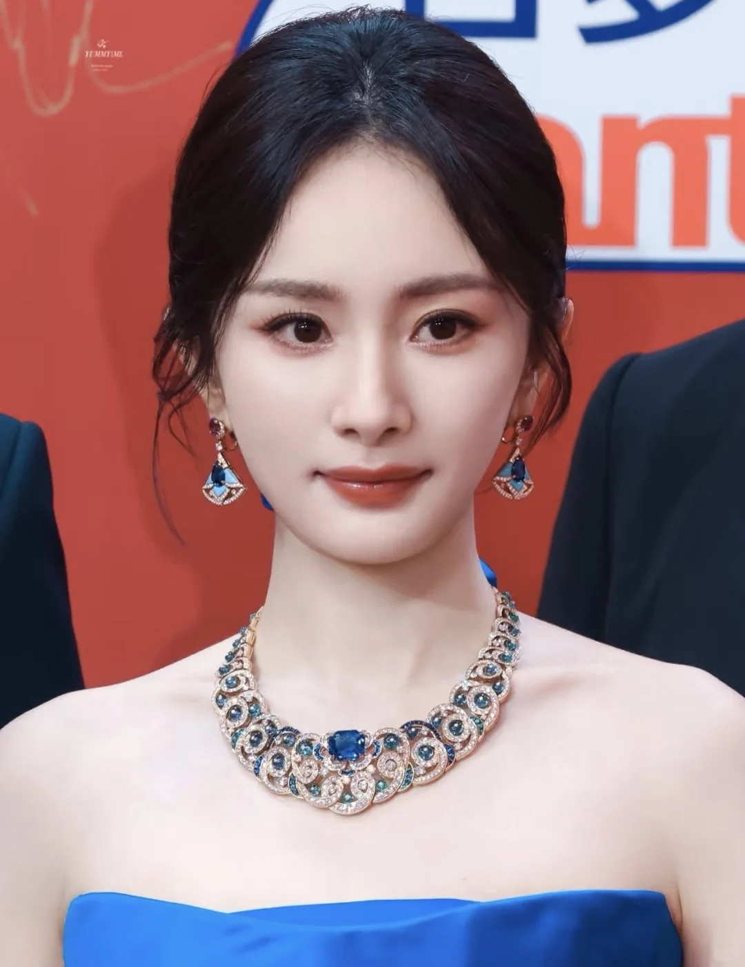女神太美了叭！宝蓝色真的好显白！