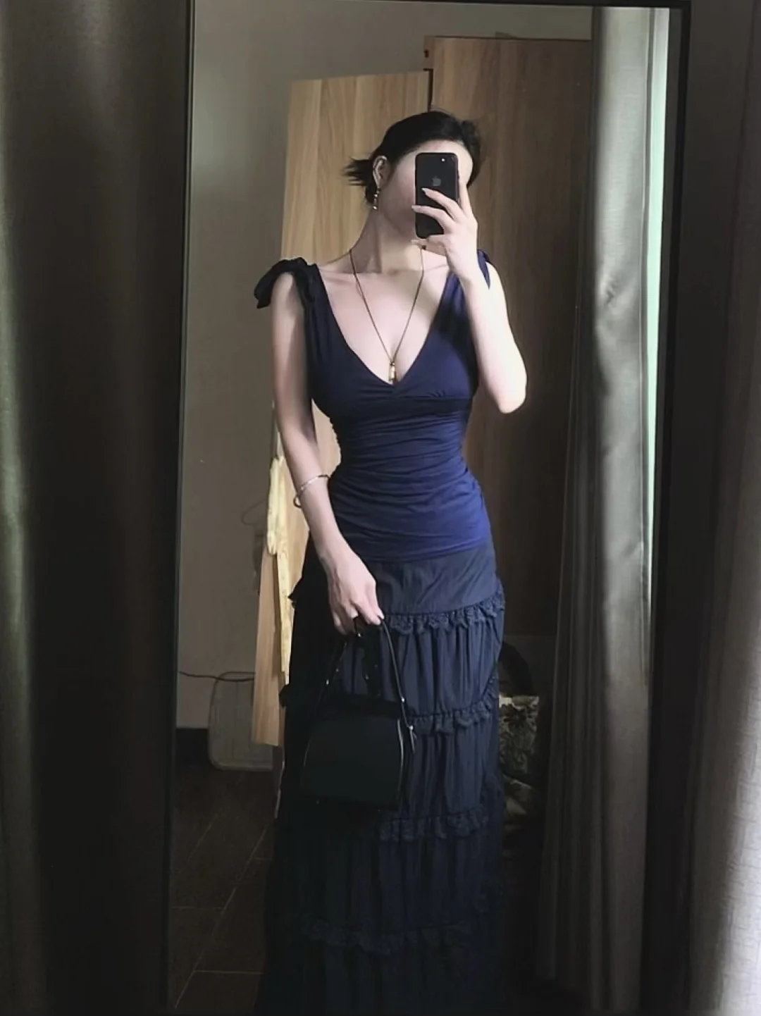 美女感穿搭怎么少得了v 领呢！巨显白！