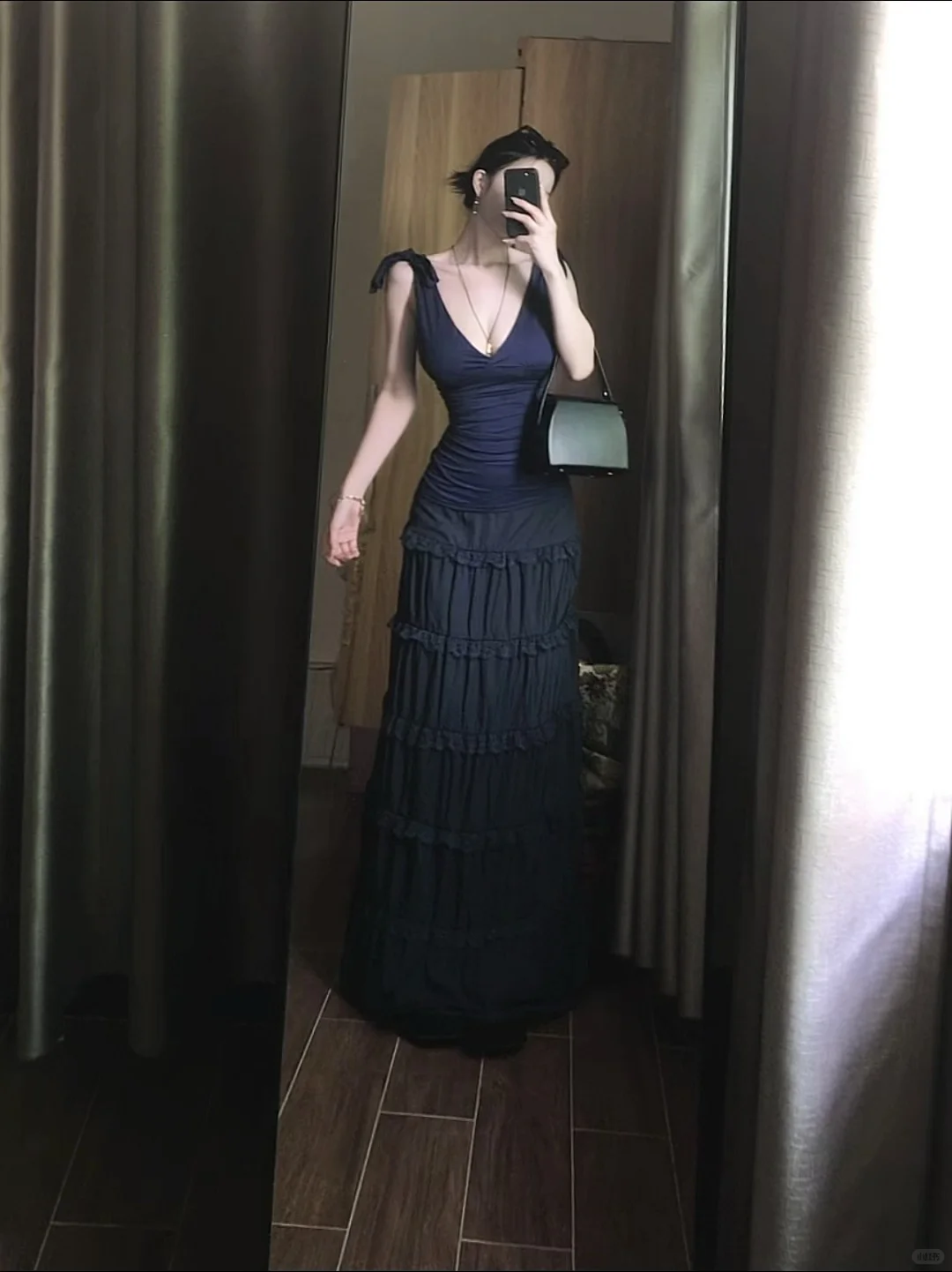 美女感穿搭怎么少得了v 领呢！巨显白！