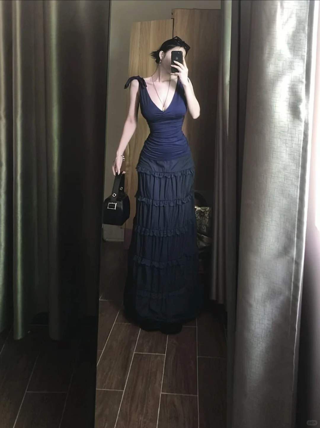 美女感穿搭怎么少得了v 领呢！巨显白！