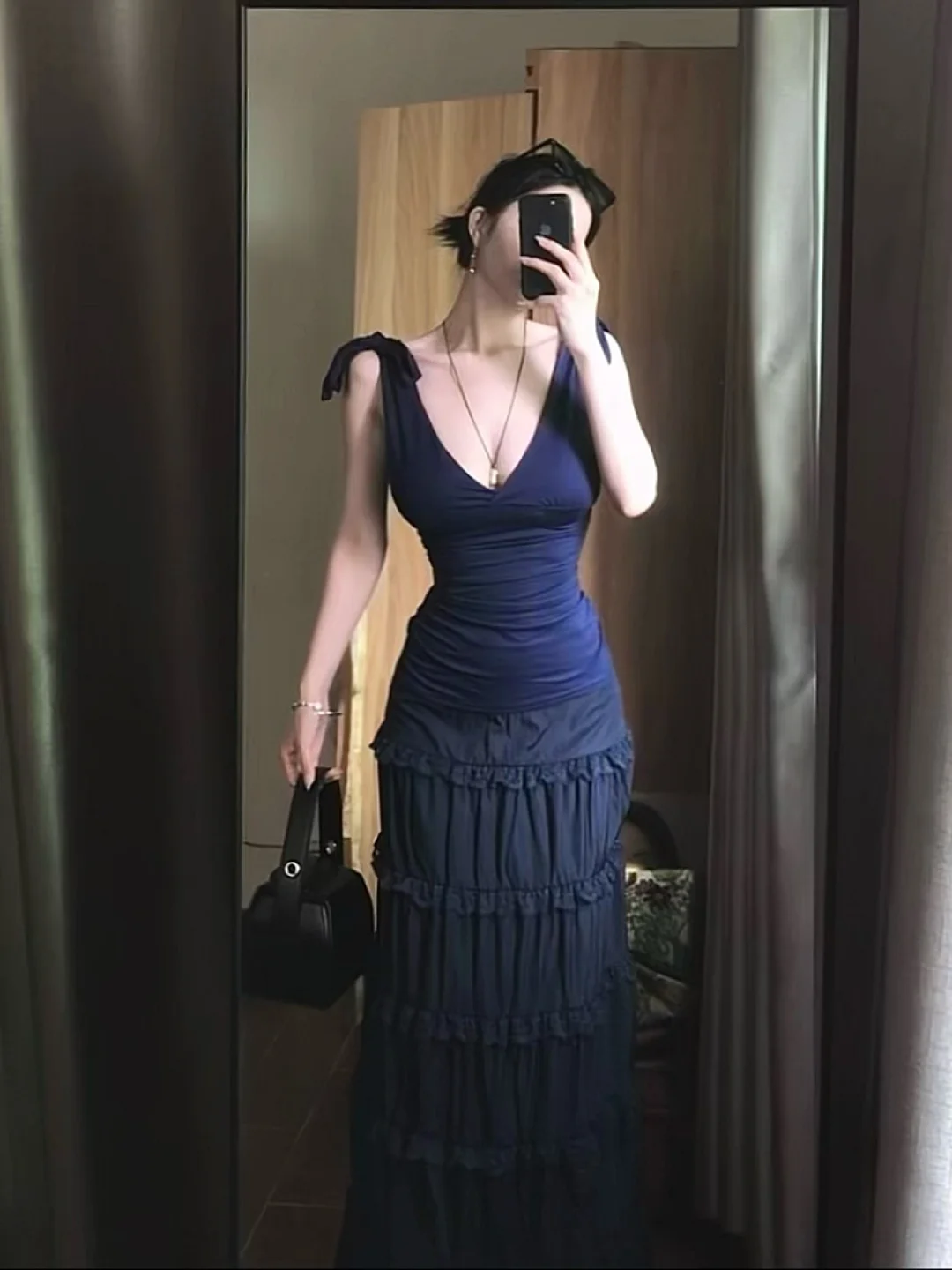 美女感穿搭怎么少得了v 领呢！巨显白！