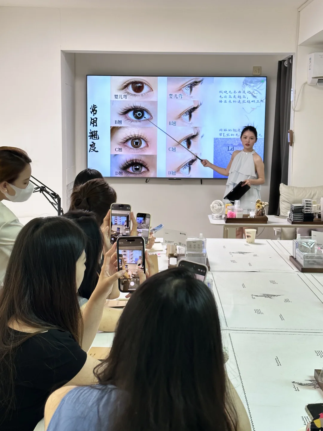 00后找不到工作 之 美睫创业自己当老板