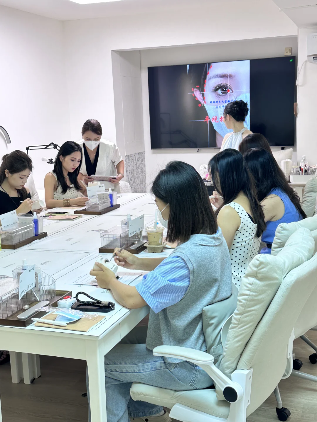 00后找不到工作 之 美睫创业自己当老板