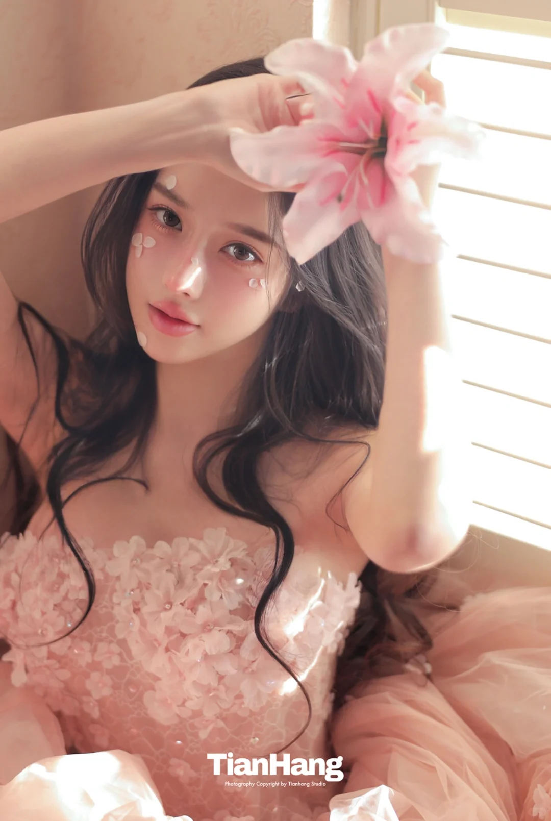 百叶窗的光影洒在裙摆上 这组写真直接封神
