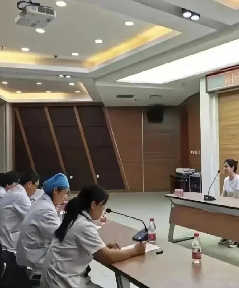 医院面试了个小姑娘,太讨喜了吧...