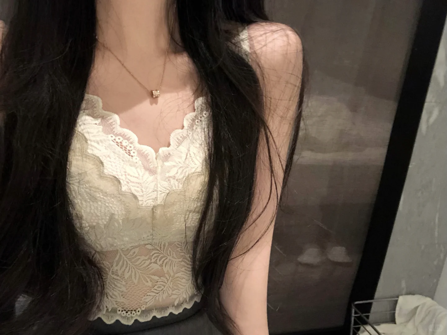 长发过胸 蕾丝吊带好纯欲哦