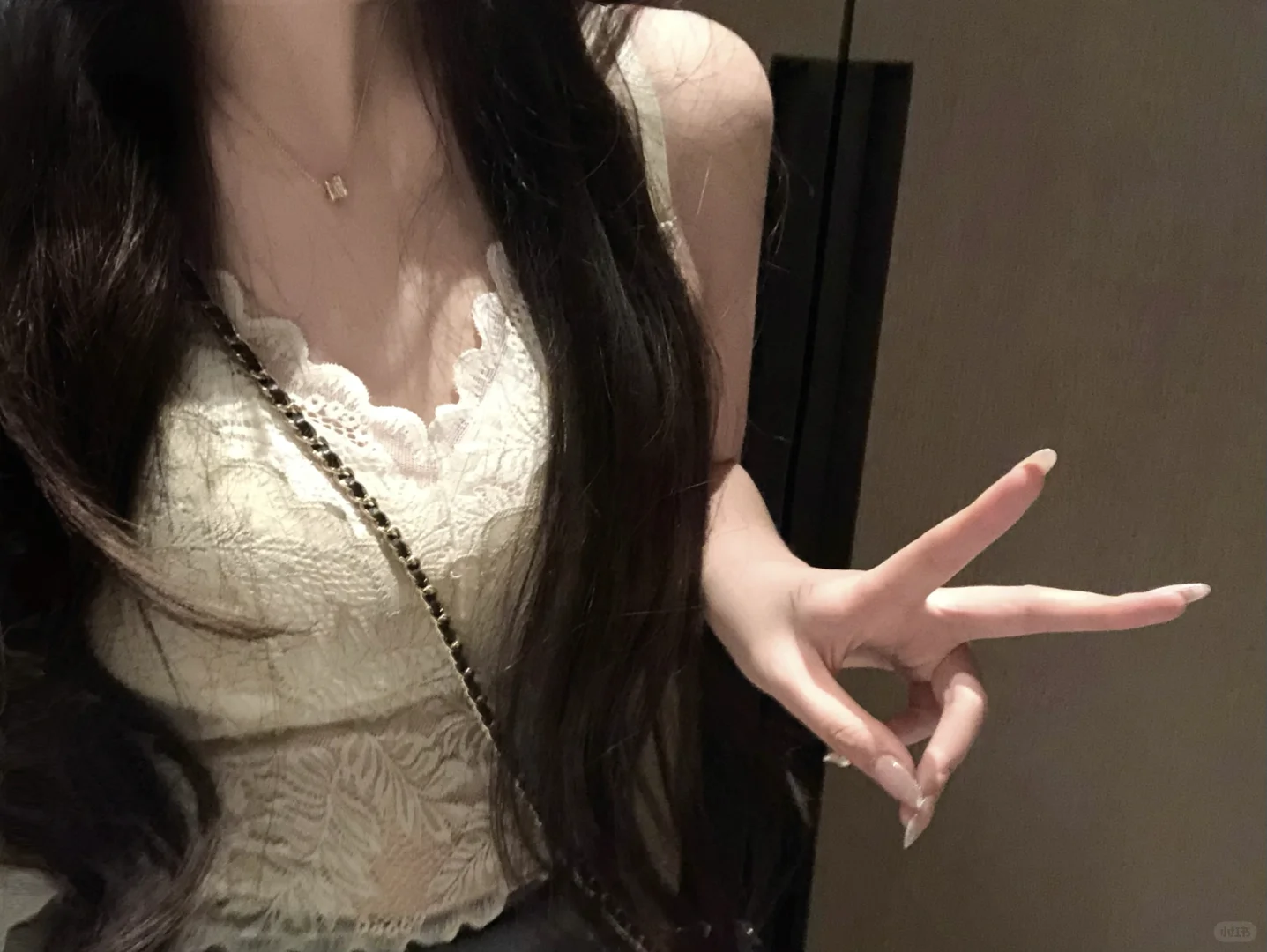 长发过胸 蕾丝吊带好纯欲哦