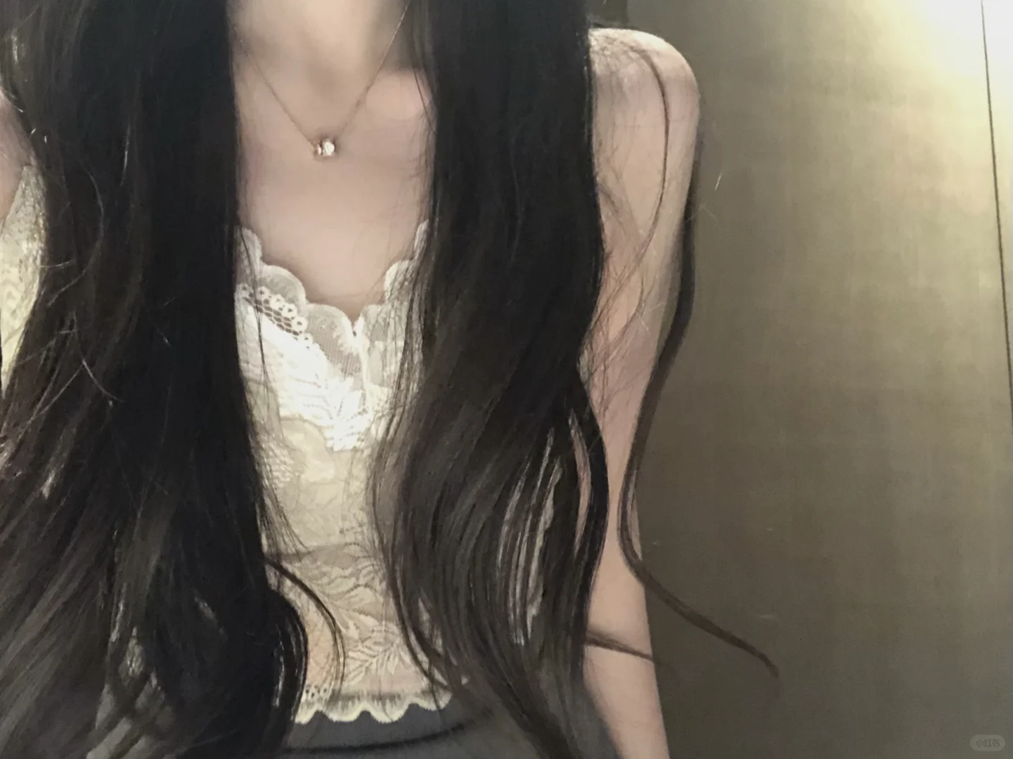长发过胸 蕾丝吊带好纯欲哦