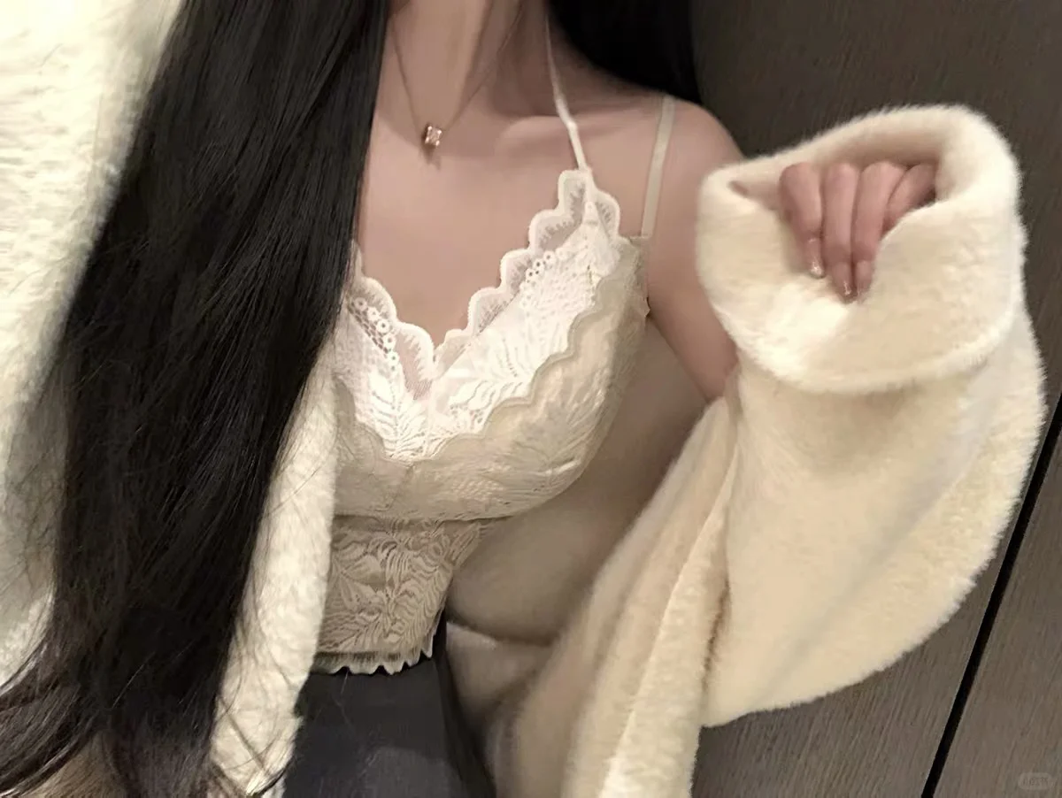 长发过胸 蕾丝吊带好纯欲哦