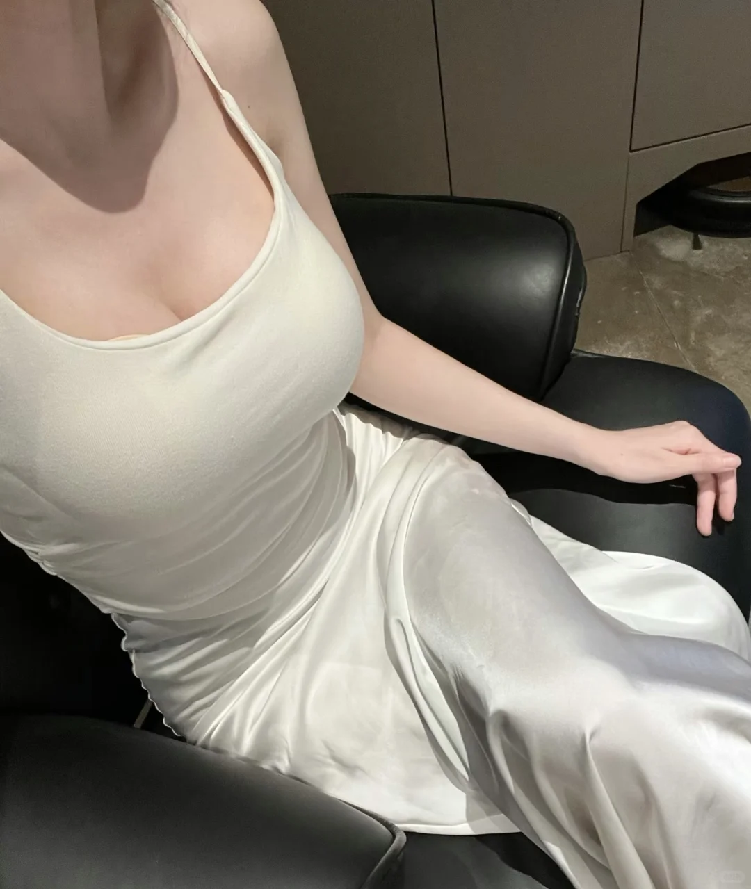 这件吊带,把纯欲和显瘦都玩明白了! 纯欲白