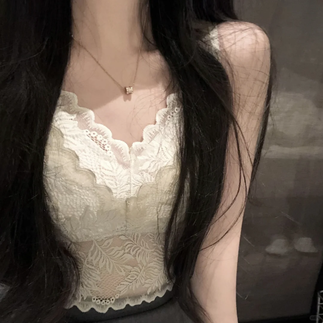 长发过胸 蕾丝吊带好纯欲哦