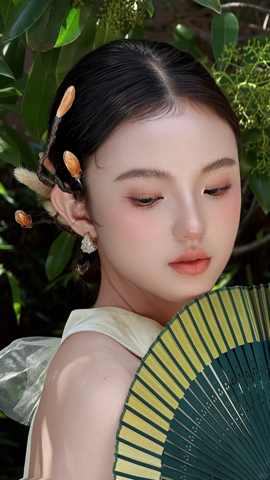 她的眉眼如清风明月?