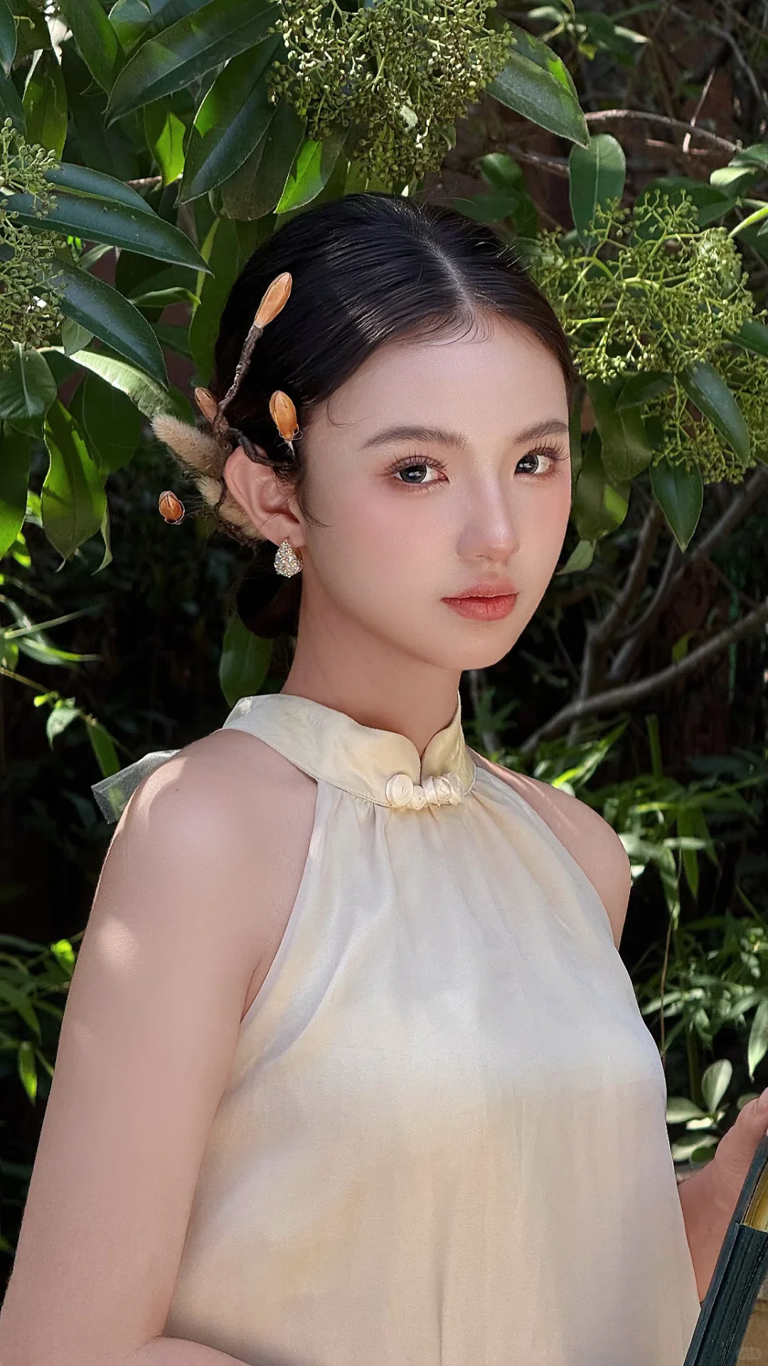 她的眉眼如清风明月?