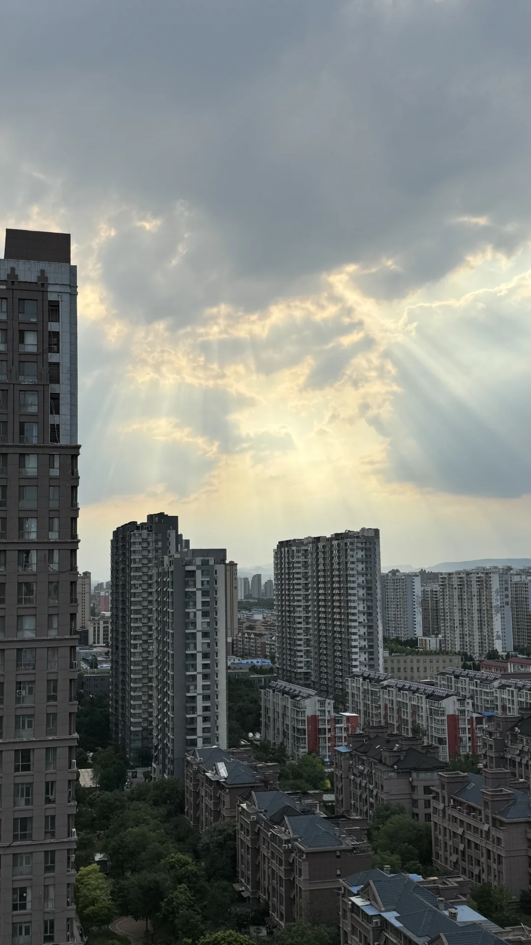 无责底薪4000+300全勤+200话补+提成