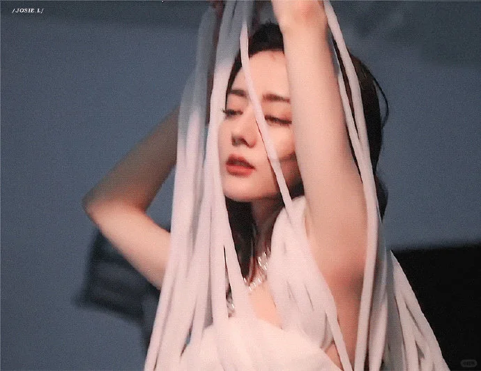 迪丽热巴 这组有点古希腊女神的感觉