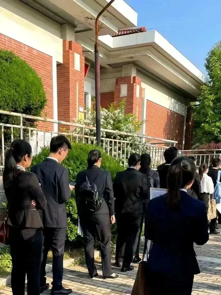 面试跳槽：自信与不安同在