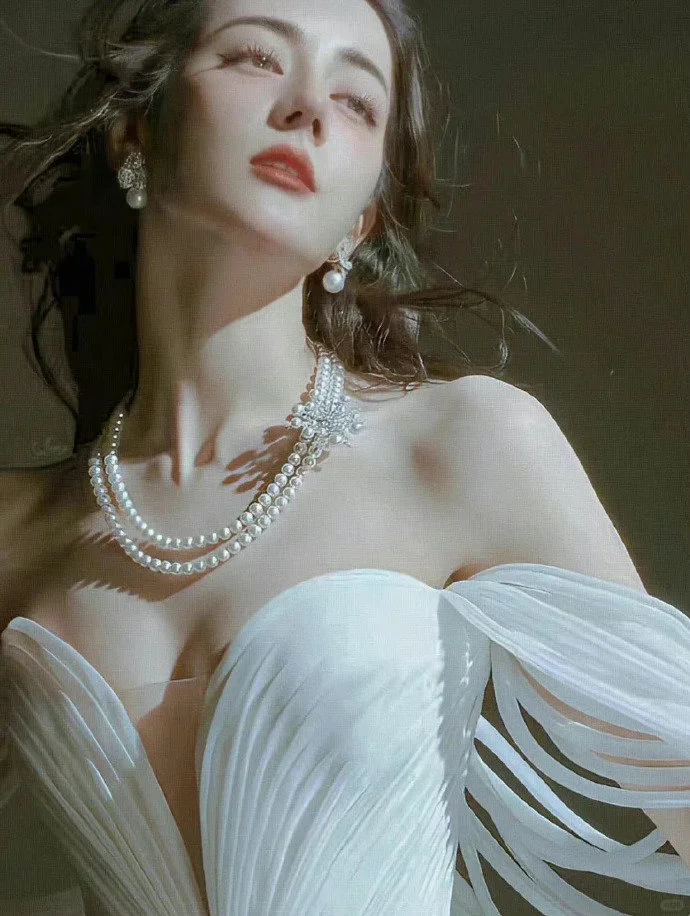 迪丽热巴 这组有点古希腊女神的感觉