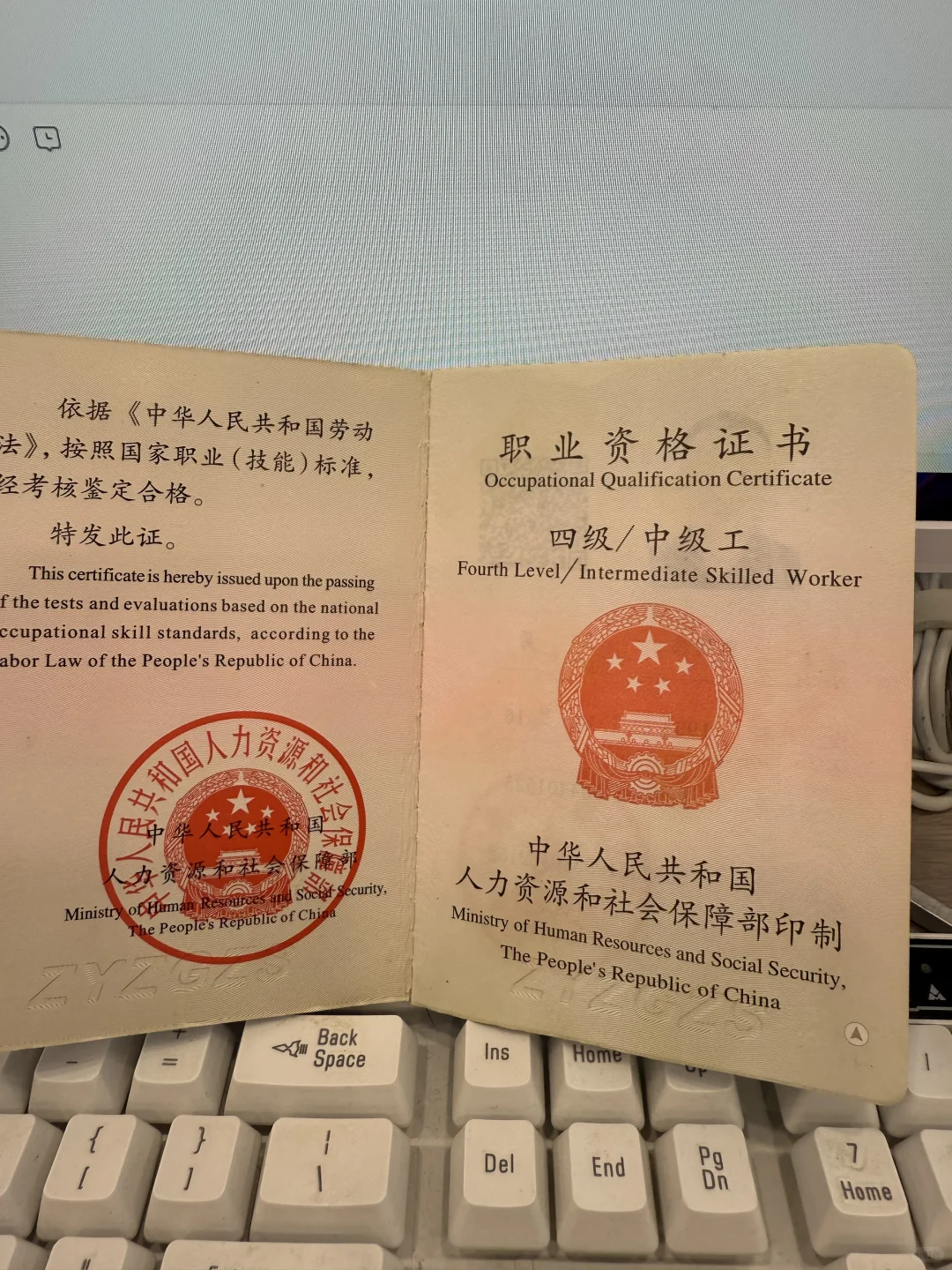 6000就6000吧,起码包吃包住还双休?