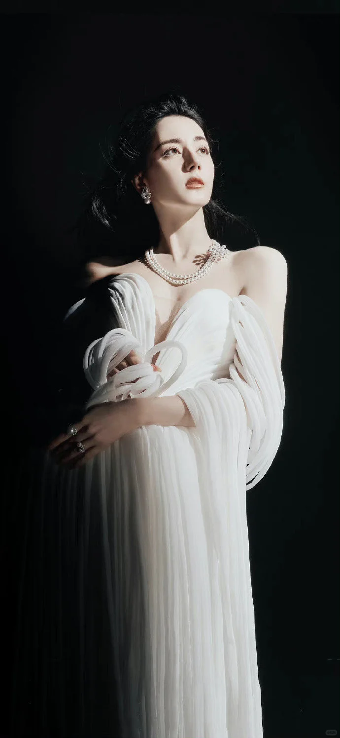 迪丽热巴 这组有点古希腊女神的感觉